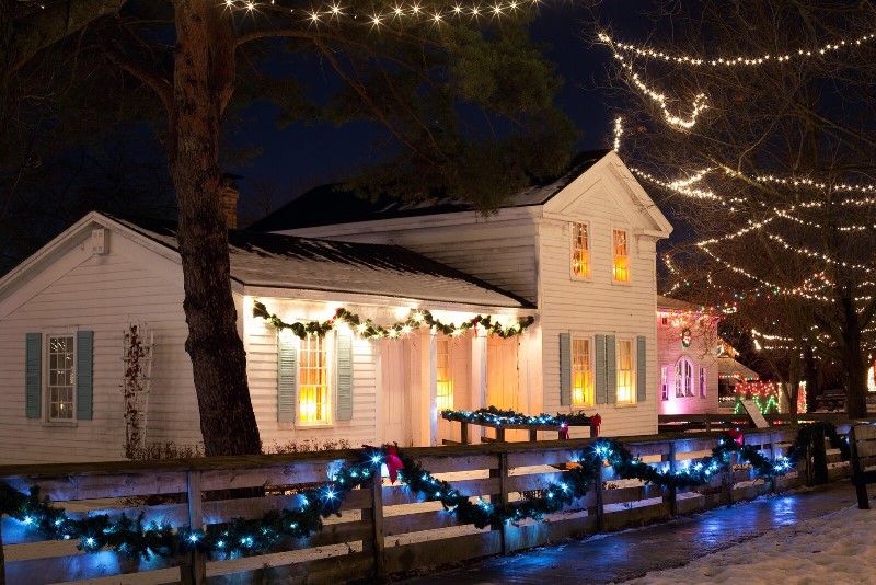 How to Light Up Your Front Yard for the Holidays