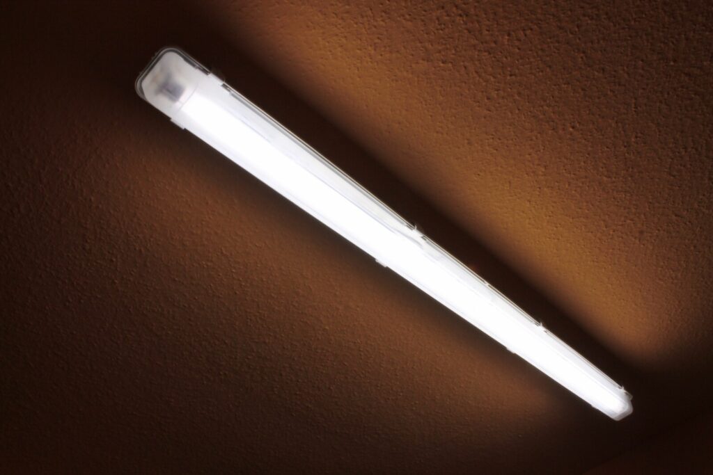 The Real Difference Between Direct Wire LED Tubes and LED Tubes Using Ballasts
