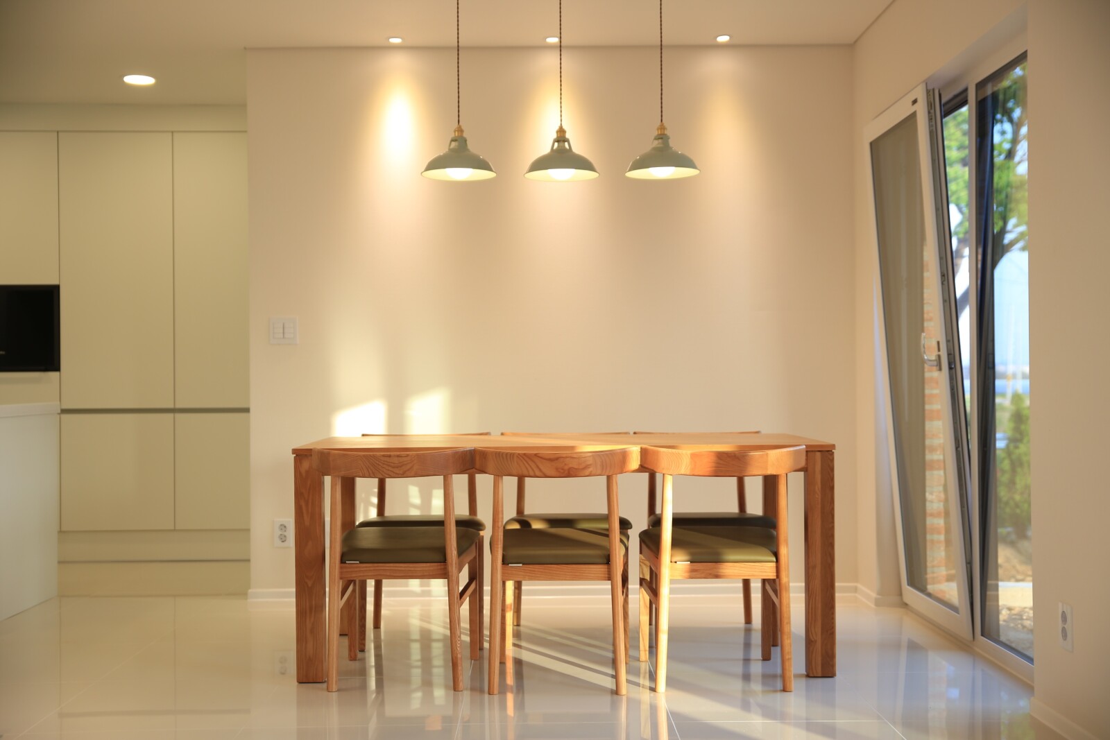 Tips for Choosing Dining Room Lighting That Will Make Meals More Enjoyable