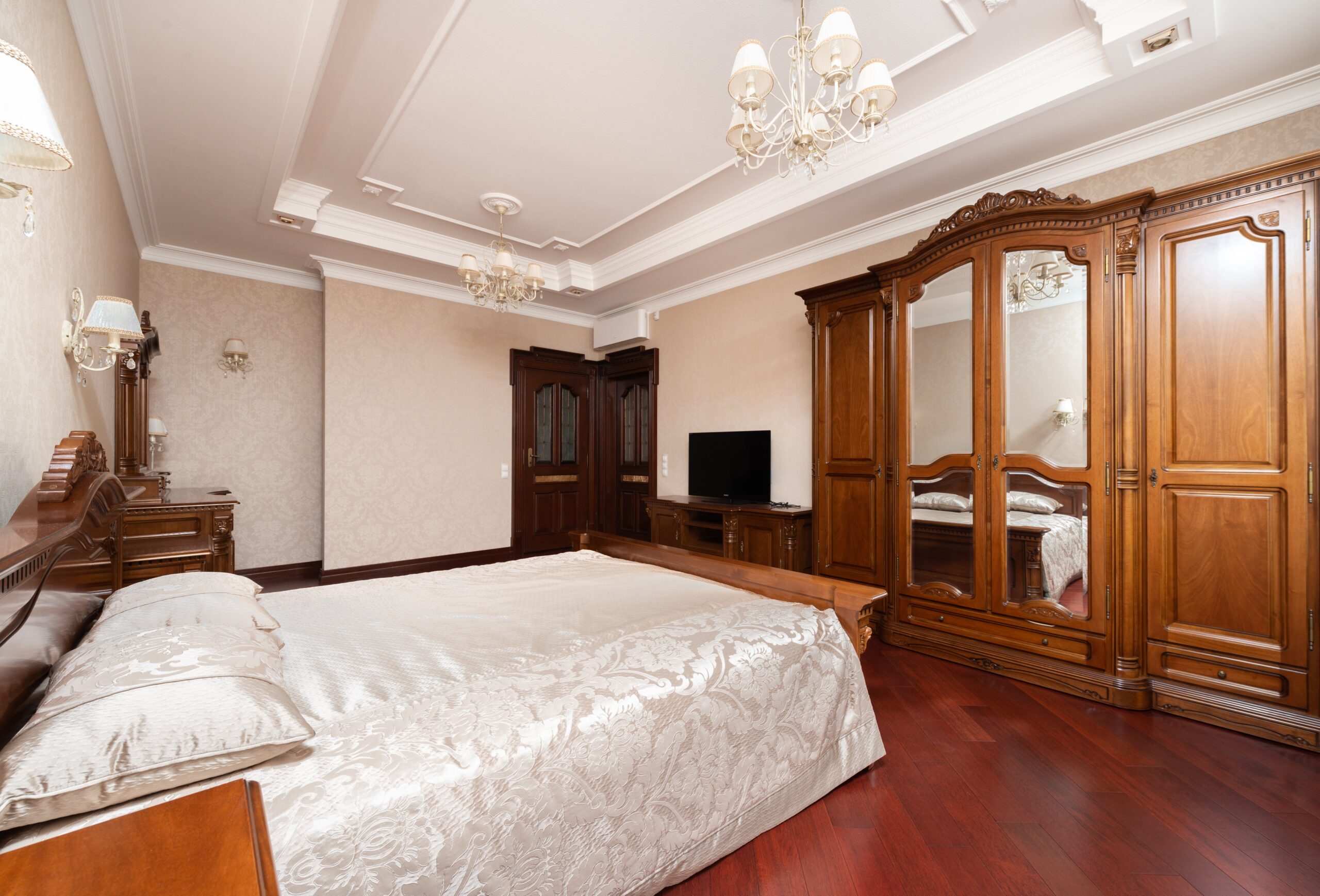 Bedroom Chandeliers Ideas: Create an Elegant Retreat
